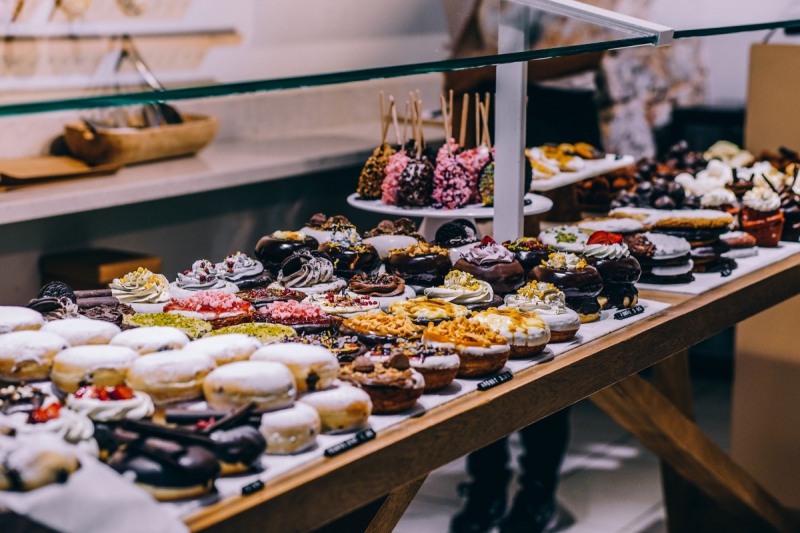 vente-HYERES-min_shop_dessert_pastry_bakery_counter-184398